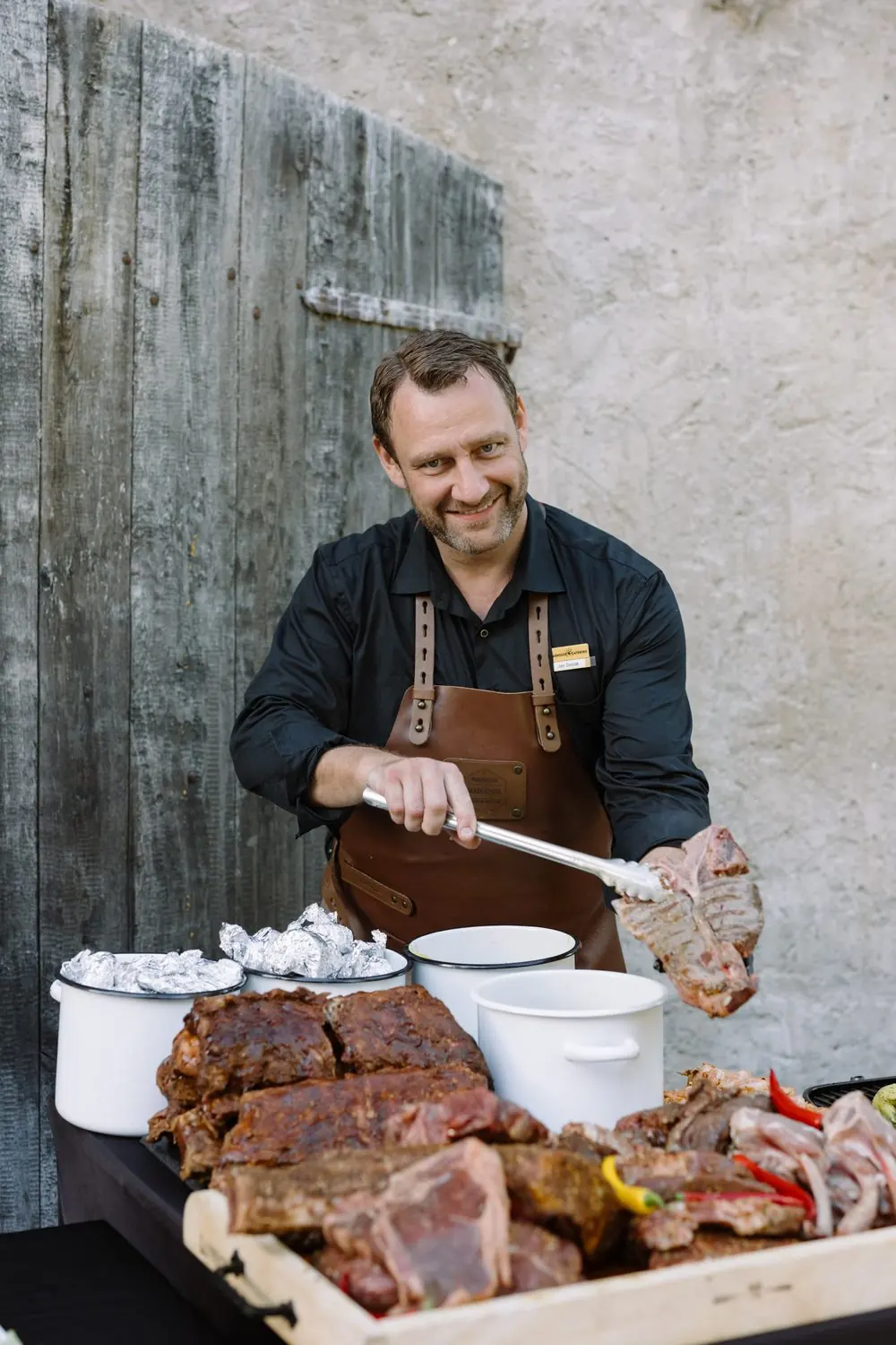 Head Grill Master Honza s kleštěmi nad žebry a steaky