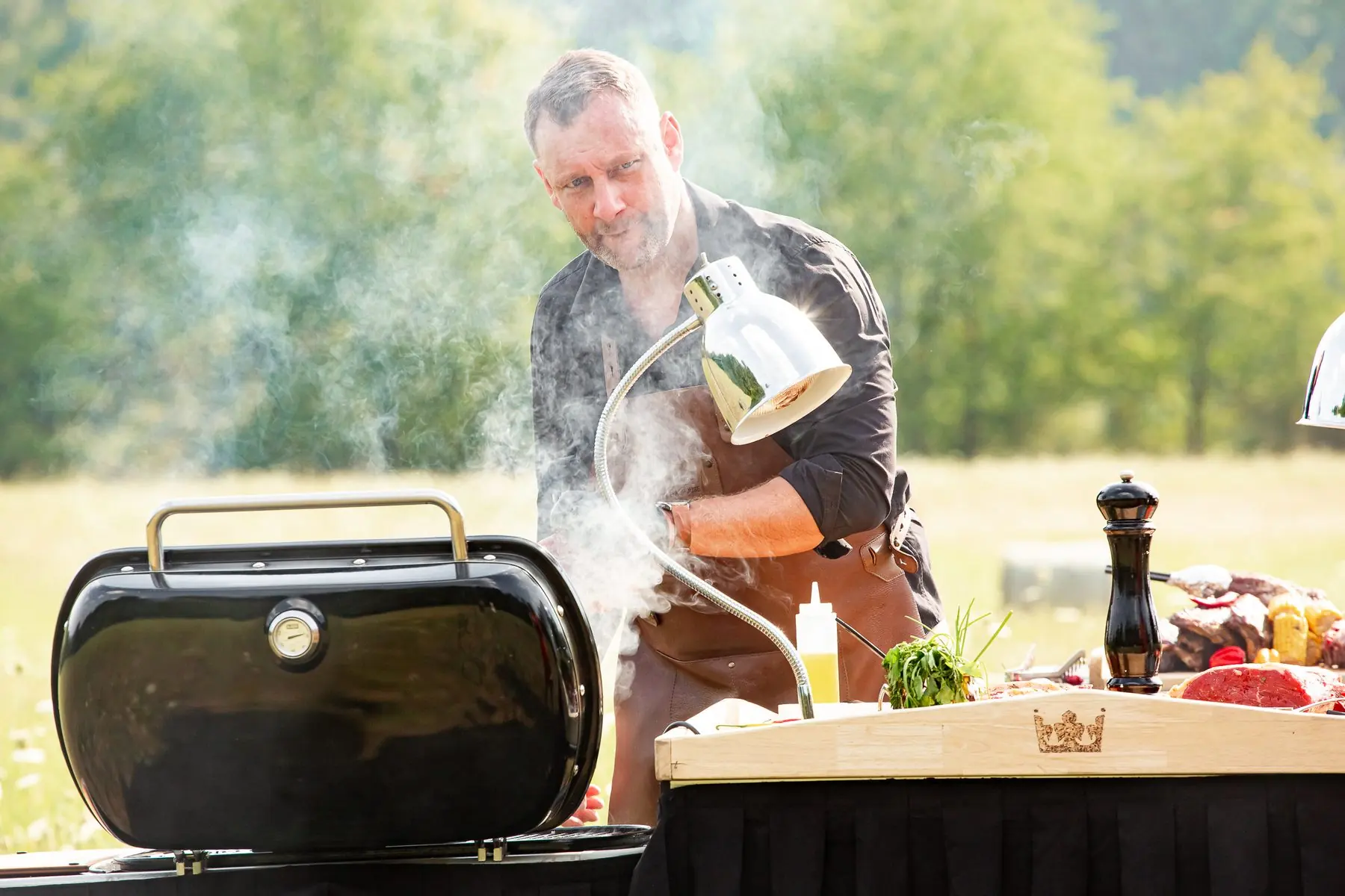 Zahradní party — Honza v kouři u grilu na louce